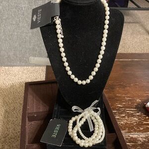 NWT Vieste faux Pearl necklace and stretch bracelet set